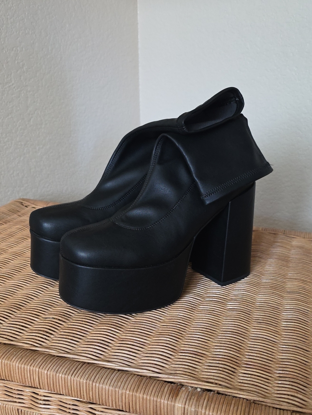 Platform High-Heel Ankle Boots - Black - Picture 2 of 3